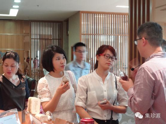 圖為經(jīng)銷商正在聽取杜邵龍博士對產(chǎn)品的介紹